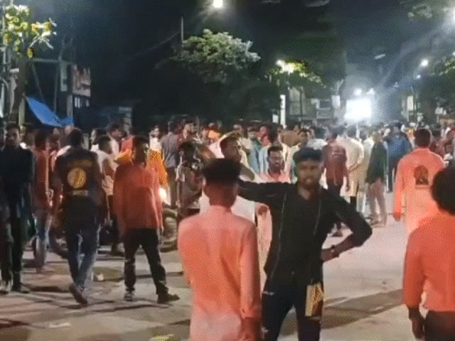 WeAreHindu's tweet photo. RT @HJSHindi भिवंडी : मस्जिद के पास जा रही गणपति विसर्जन शोभायात्रा पर धर्मांधों की भीड ने किया पथराव https://t.co/vmwAKf7Dro https://t.co/Nl93sP1zf7