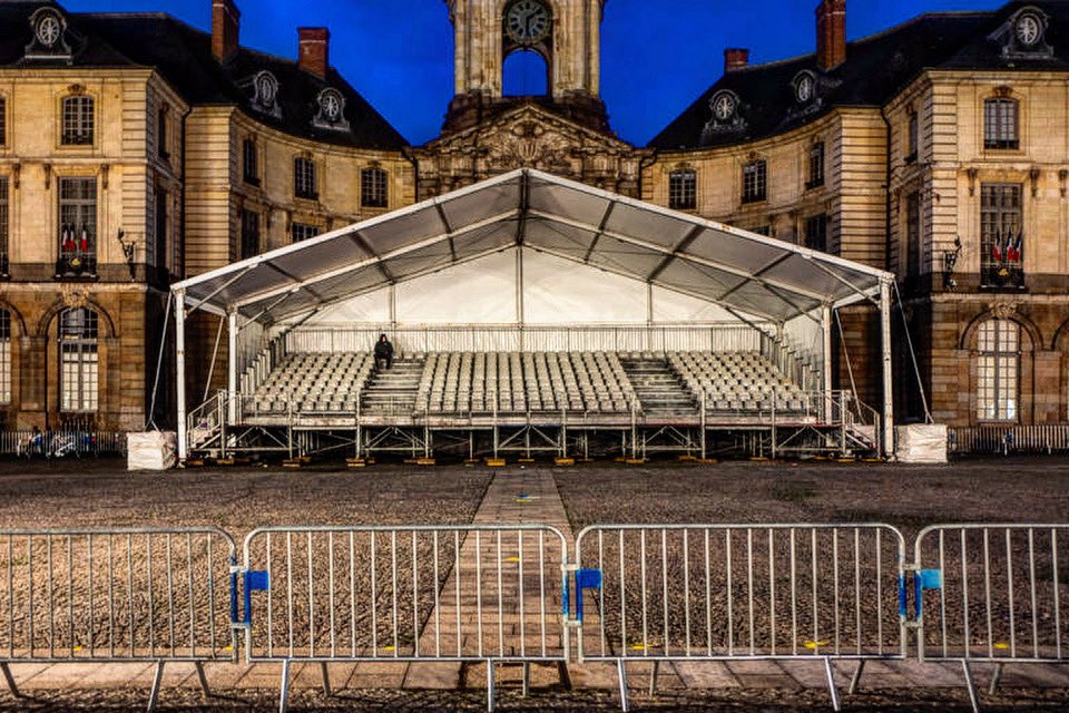 Renphotographie's tweet image. Solitude. 

#gardien #seul #solitude #renanperon #rennes #mairie #estrade #soiree #paysageurbain #photography #photographie #photooftheday