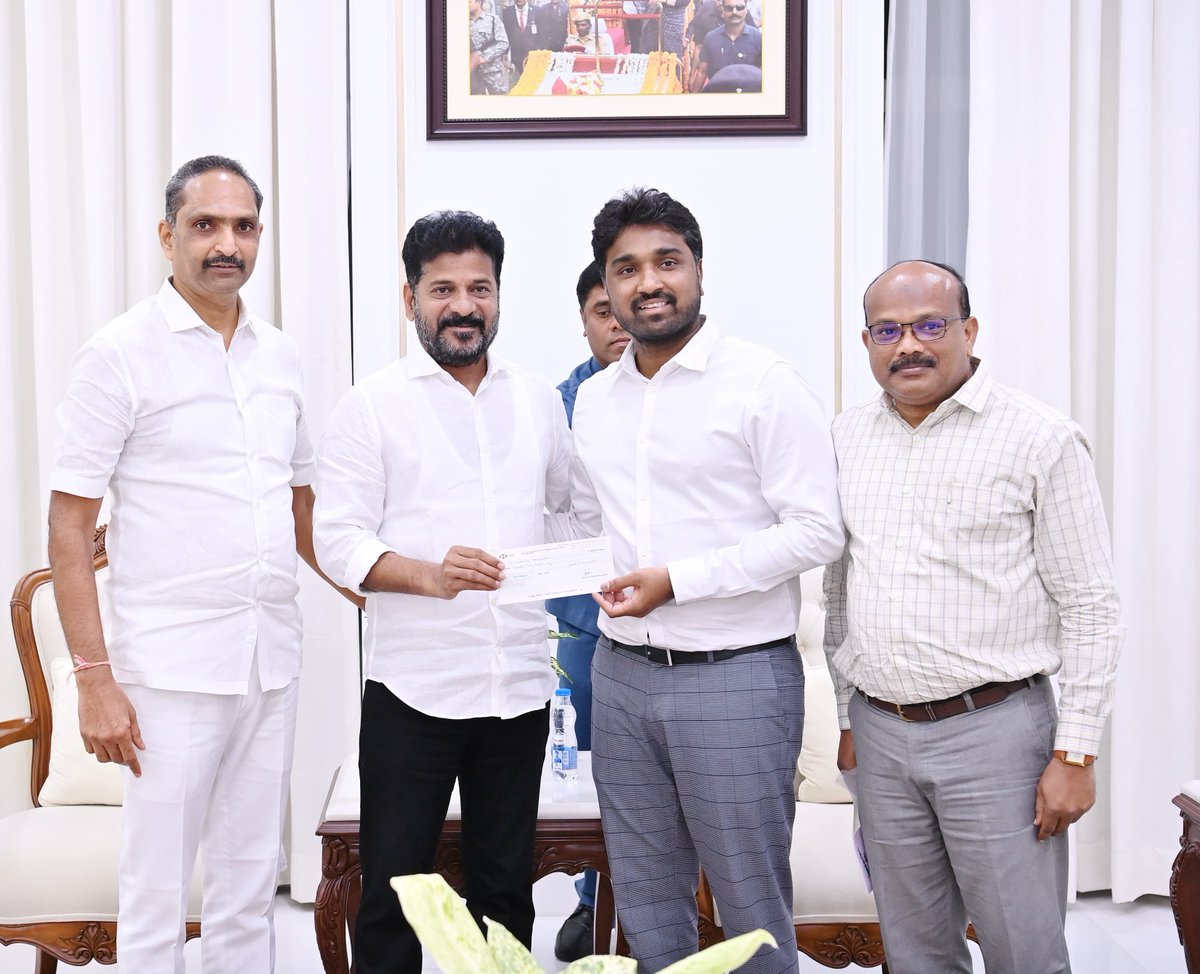 TelanganaCMO's tweet photo. వరద బాధితుల సహాయార్థం మోల్డ్ టెక్ ఇండస్ట్రీస్ ముఖ్యమంత్రి సహాయ నిధికి 25 లక్షల రూపాయల విరాళం అందజేశారు. మోల్డ్ టెక్ వైఎస్-ప్రెసిడెంట్ జె. రాణా ప్రతాప్ గారు ఇతర ప్రతినిధులు ముఖ్యమంత్రి శ్రీ @revanth_anumula గారిని సచివాలయంలో కలిసి ఆ మేరకు చెక్కును అందించారు. బాధితుల సహాయం కోసం ప్రభుత్వం చేపడుతున్న కార్యక్రమాలకు అండగా నిలిచినందుకు ఈ సందర్భంగా ముఖ్యమంత్రి గారు వారిని అభినందించారు. #MoldTek #TelanganaFloodRelief