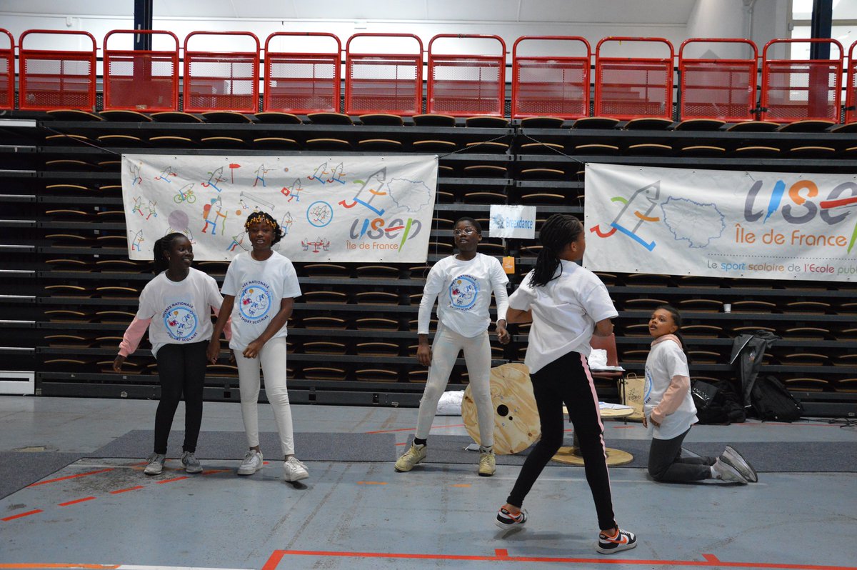 usepnationale's tweet photo. Pour la #JNSS2024, l’#Usep a initié écoliers et collégiens de l’@unss au #breaking lors de la grande rencontre organisée à #Paris. Et tous ont adoré ! Vive le #sportscolaire, toutes fédérations réunies, dans l’élan de @Paris2024! @education_gouv 
▶️https://t.co/I0aWmKqbfy https://t.co/j0R6YpTHAd