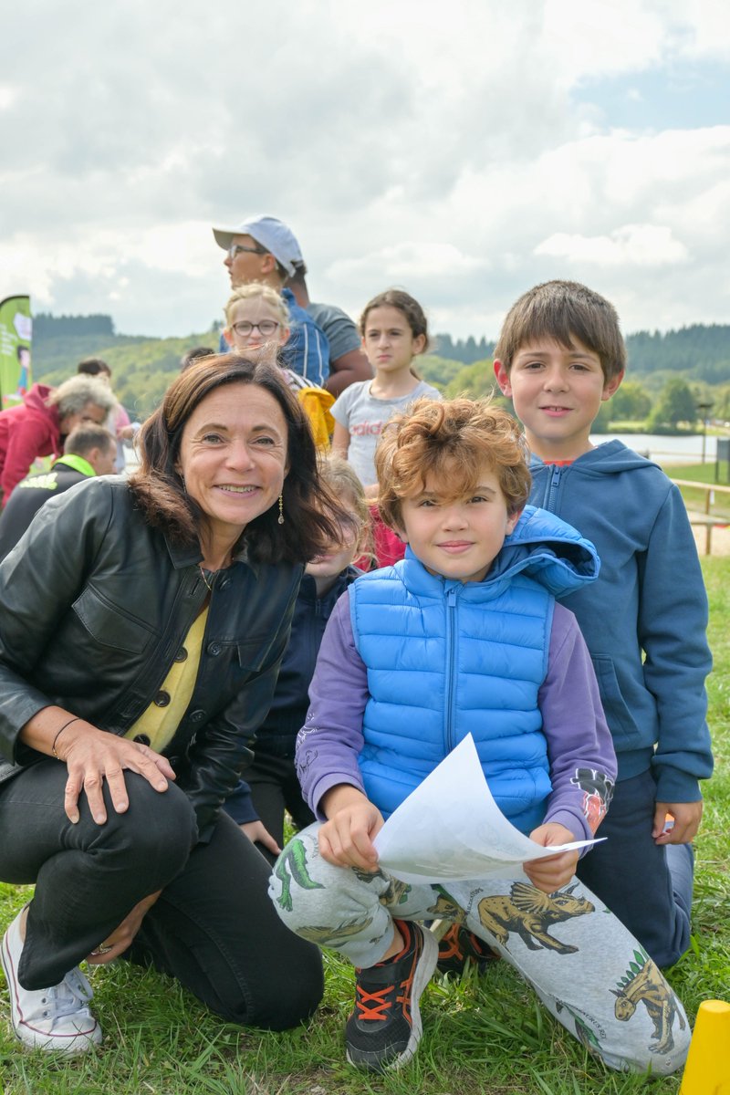 aclimoges's tweet photo. [#JNSS2024] : la rectrice @CDrucker_Godard se rend au @lacsaintpardoux où l'@87_usep organise 8 ateliers sportifs pour les élèves de 6 écoles de la Haute-Vienne.
Au programme :
⛳️Footgolf &amp; discgolf
🏹Tir à l'arc &amp; laser run
🏐Poulball &amp; sandball
🏉Beach rugby
🏁Course &amp; quiz https://t.co/bHVMuIHQWe