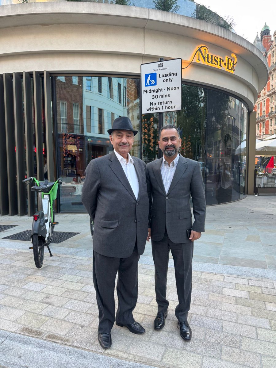 أحدث صورة مع چفچير البلد!
مشكلتي مع هذا الچفچير وين ما أروح ألگاه گبالي وواصل قبلي!
أروح لبراغ ألگاه گاعد بمقهى الجواهري قبلي!
أروح لماربيا ألگاه صاعد باليخت قبلي!
أروح للندن ألگاه بهيثرو قبلي!
أطلب مرگة قيسي يطلع لي من نُص المرگة ويه الطرشانة والبخارة!
#شني_هاي
بس لا يطلع بيجر!