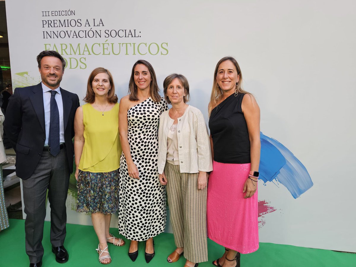 Hefame_es's tweet photo. Asistimos a los "III Premios a la Innovación Social: #FarmacéuticosyODS"🏆🥼

Una gala que reconoce el compromiso de la profesión para afrontar los desafíos a los que se enfrenta el sector

¡Enhorabuena a todos los premiados! 👏🏼 

#FarmaciaSocial 💚 https://t.co/N0H4wQrlzJ