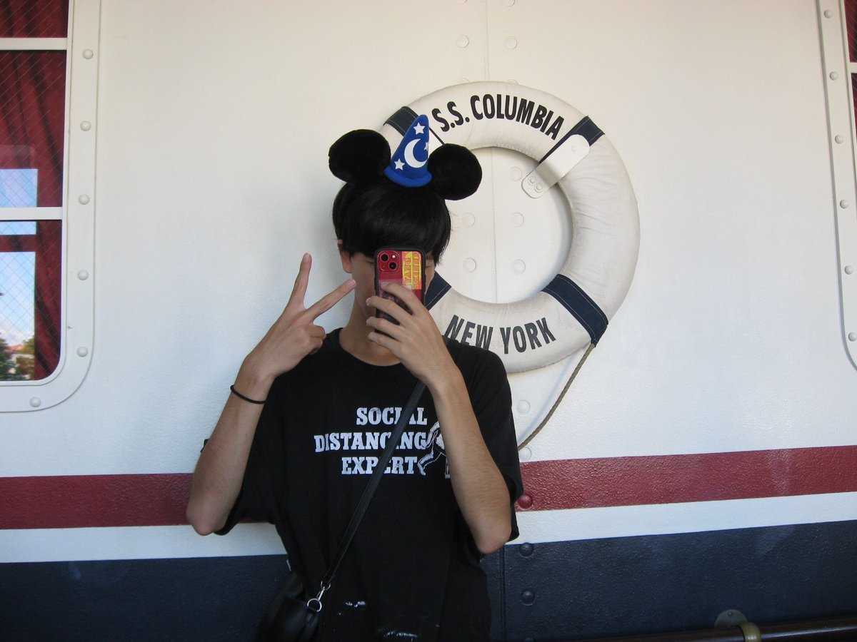 sakatyo_810's tweet photo. 先週3年ぶりのディズニーシー���行きました、ちょうど3年前初めて会った大人の3人と19歳になりたてのさかちょはここで会いました。あの思い出から時間も距離も遠ざかっていく事は寂しい事ではありますがまぁそれも思い出が褪せない秘訣かなと最近は思います。みんなの幸せが僕の幸せだったりするんで笑 https://t.co/cKkL0vqe94