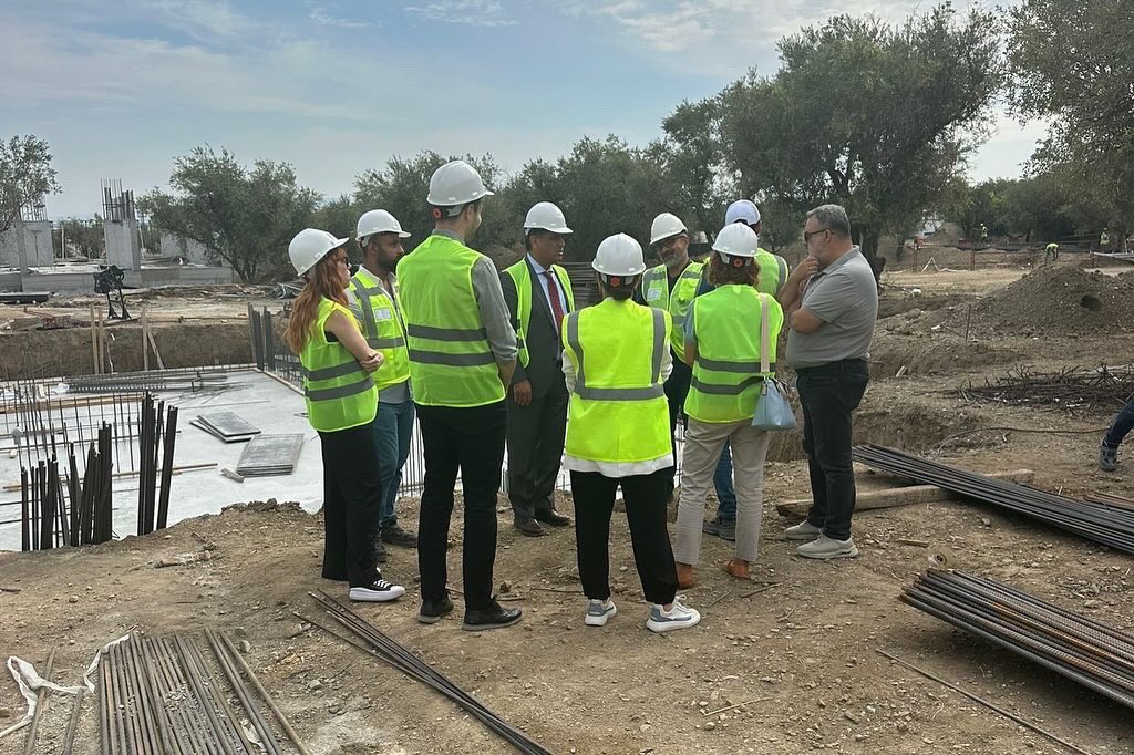 🧱🏠 Manisa’ya yeni bir yaşam alanı kazandıracak olan Spilkent Toplu Konut Projesi’nde inşaat çalışmalarımız tüm hızıyla sürüyor. Genel Sekreterimiz Burak Deste ve Genel Sekreter Yardımcımız Pınar Mine Hacıalibeyoğlu, teknik ekiplerimizle birlikte projeyi yerinde inceleyerek son