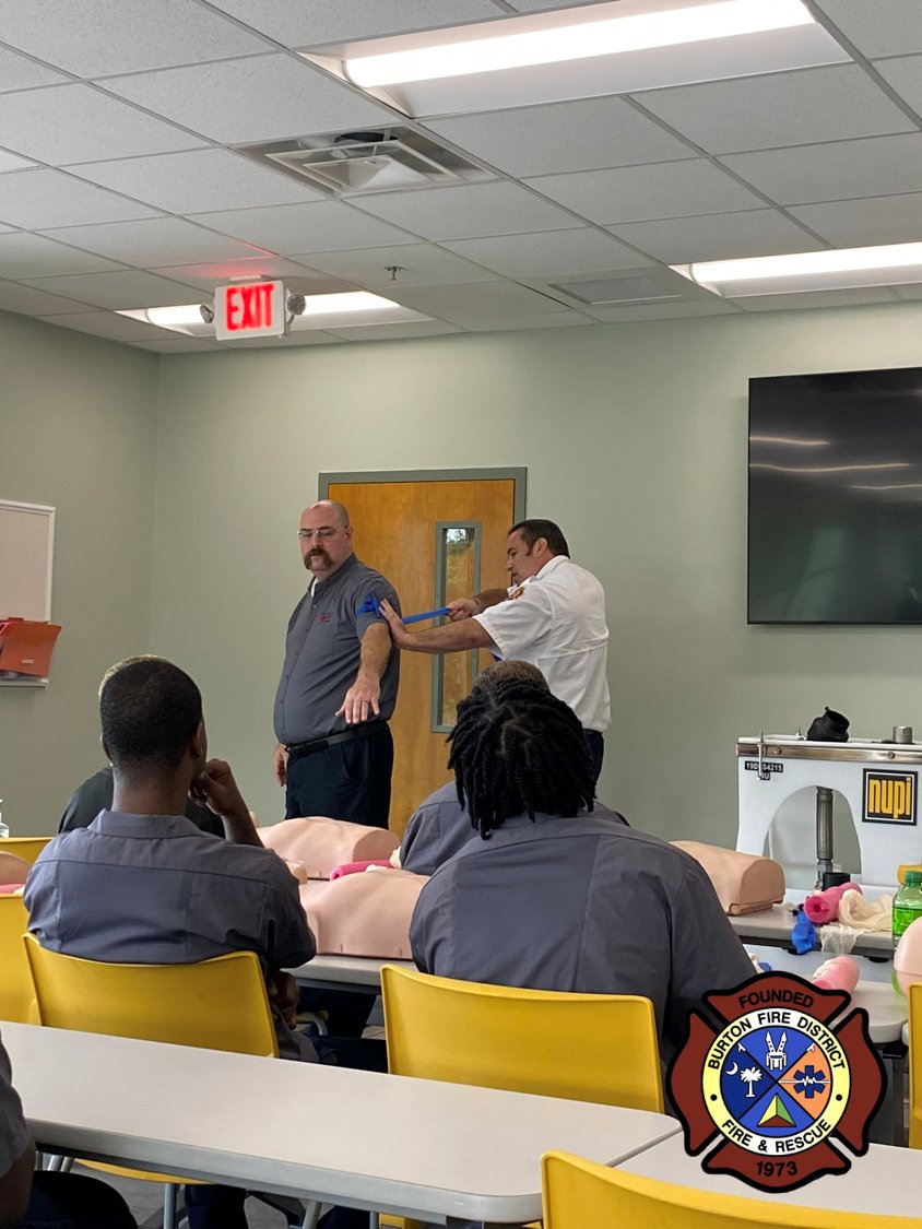BurtonFD_SC's tweet image. New Immediate Responders. #BurtonFD @bftcountysc 1st Responders Project trained employees from Nupi Americas on opiates/Narcan, CPR &amp;amp; @StopTheBleed,  &amp;amp; fire extinguishers. When they leave work they become trained neighbors, fellow motorists &amp;amp; event goers! #CommunityResiliency