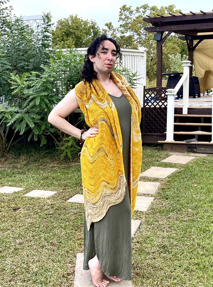 Cleopatra in his garden 🪴☀️ 
Yarn provided by <a href="/KnitPicks/">Knit Picks</a> #hawthornefingering! Pattern by <a href="/Westknits/">Stephen West</a> #lushlandscapeshawl photography by the Love of My Life, <a href="/aquarterghost/">Ian</a> 🌈🦉🧶 #proudowlcrafts