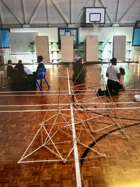 HandfordHallPS's tweet image. Discussing strategies - teamwork.
#year5
#FabScience