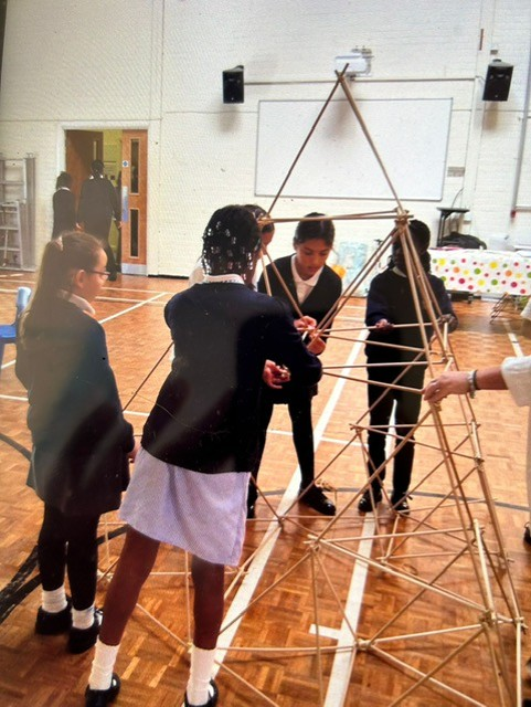 HandfordHallPS's tweet image. Discussing strategies - teamwork.
#year5
#FabScience