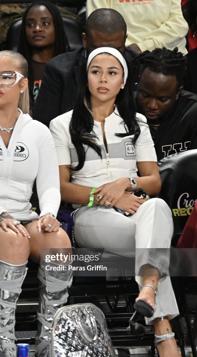 CHANEL ホワイト スタジャン Mariah the Scientist sitting courtside at the Chicago Sky vs