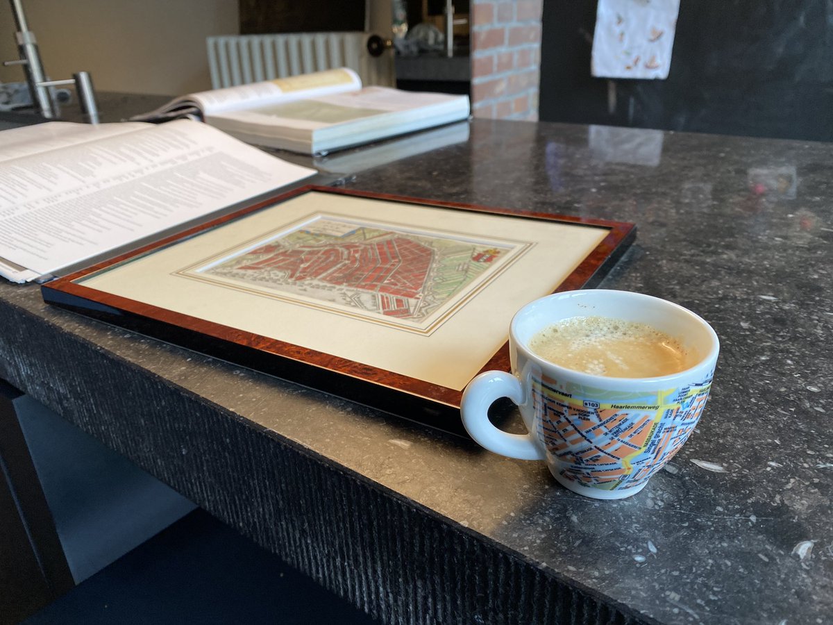 Op werkbezoek bij een #verzamelaar van #kaarten van #Amsterdam … koffie gedronken uit een kartografisch gedecoreerd kopje. 
— On a working visit, at the home of a collector of #maps of #Amsterdam ... and drank coffee from a Cartographically decorated cup.
#Rotterdam