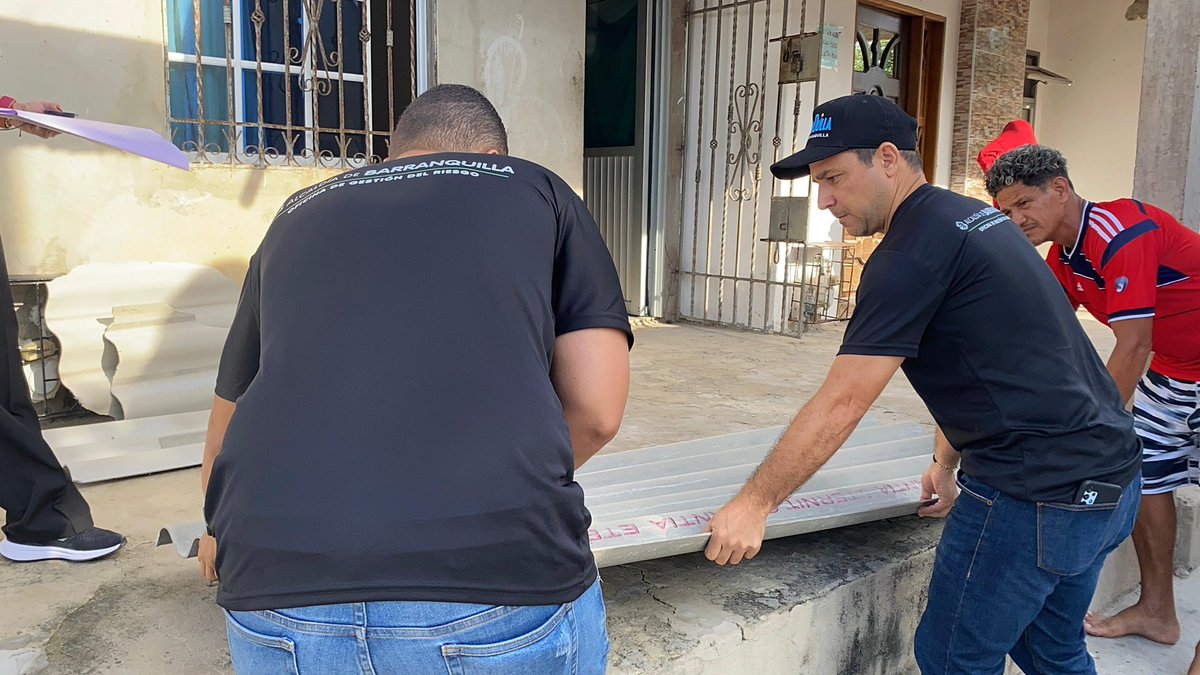 alcaldiabquilla's tweet photo. 🔵Distrito continúa atendiendo emergencias por lluvia y fuertes vientos. 

Junto a organismos de socorro, ya empezamos a brindar ayudas inmediatas a familias damnificadas de las 5 localidades con láminas, amarres, listones de madera, colchonetas, ladrillos y cemento. https://t.co/DYRysd0NTP