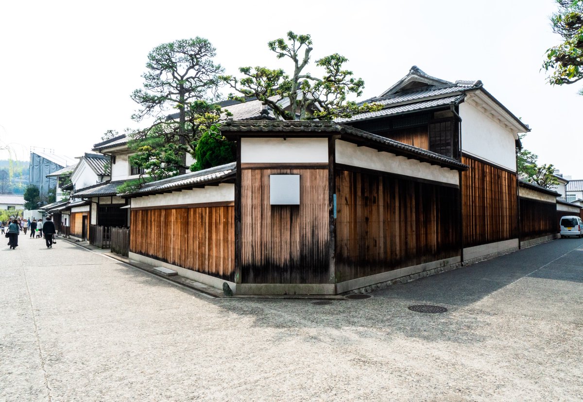 nakamotoforest's tweet photo. This privacy wall in Kurashiki is a stunning example of charred wood siding’s nuanced color change and organic patina. The change in color is inevitable and expected, and it is a wonderful exercise in wabi sabi 

Learn more here: https://t.co/DiVc3sqPv8

#Yakisugi #JapaneseDesign https://t.co/hthUbZ2UdC