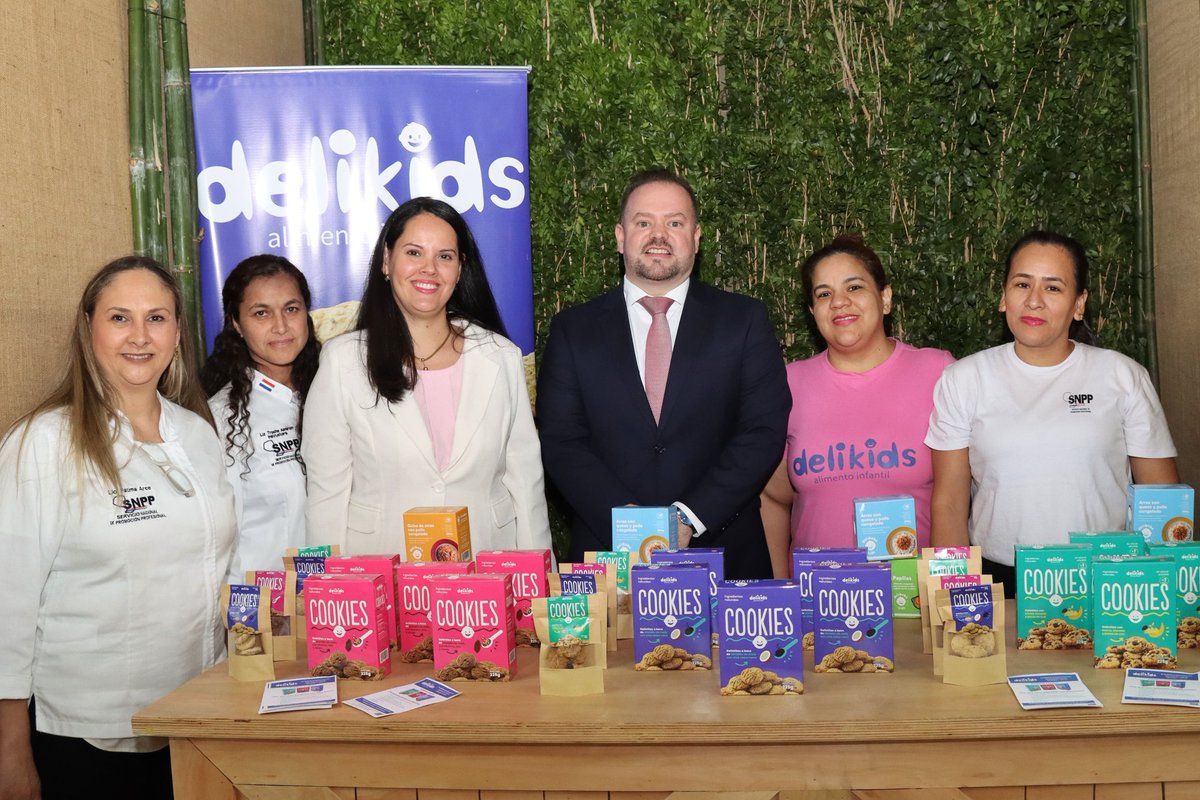 SNPP_Paraguay's tweet photo. ⬆️ En el Centro Cultural del Puerto de Asunción se llevó adelante la apertura oficial de la edición 2024 del "Foro Nacional de Mipymes" Conectando la innovación el crecimiento y las oportunidades, la cual se realizará los días 18 y 19 de septiembre en dicho centro, con la presencia del presidente de la @PresidenciaPy, @SantiPenap y el ministro de @MIC_PY, Javier Giménez. El foro organizado por el viceministerio de Mipymes, encabezada por Gustavo Giménez, cuenta con el apoyo de la Unión Europea.

En la apertura del acto se realizó la presentación del Plan Nacional de Transformación Digital y Financiamiento para Mipymes, por parte del Primer Mandatario, la cual que busca disminuir las tasas de interés en los créditos para este sector.

El principal objetivo es brindar el apoyo a las microempresas para la formalización de su gestión de negocio, los incentivos para la elaboración de productos y el reconocimiento de las mismas.

En los stands del encuentro de emprendedores del país, estuvo presente el Director General del  SNPP, @JoseCoglioloA, acompañando a los emprendedores de la institución de diversas áreas, como la artesanía, textil y confección y la gastronomía.

El SNPP a través de la Dirección de Emprendurismo apoya a egresados de la institución a que puedan desarrollar sus proyectos, buscando fortalecer los conocimientos y habilidades en el desarrollo de un emprendimiento, fomentando su autonomía económica y social.

➕️ℹ️
https://t.co/cCpHgULQ1B

#GobiernoDelParaguay