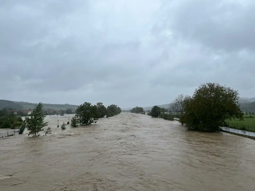 AlexanderLuger2's tweet photo. @uwz_at Das war der selbe Blick am Peak des Pegels.

Quelle Bild: FF Hofstetten-Grünau https://t.co/rGPR2F5X0k