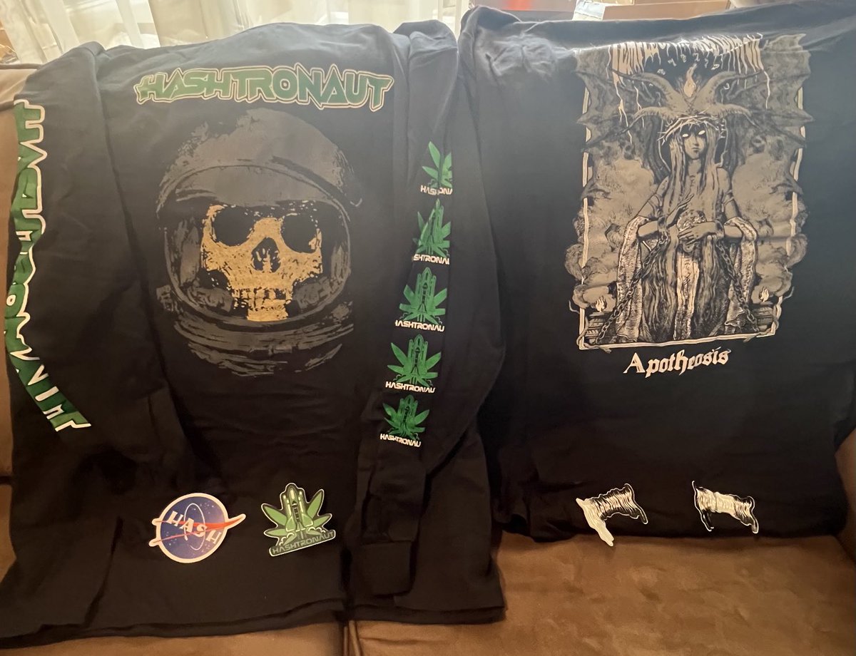 usanachris's tweet photo. Belated merchandise haul pictures from Sunday nights show #merchhaul #livemusic #Hashtronaut #TempleOfTheFuzzWitch https://t.co/WVtdnSuaue