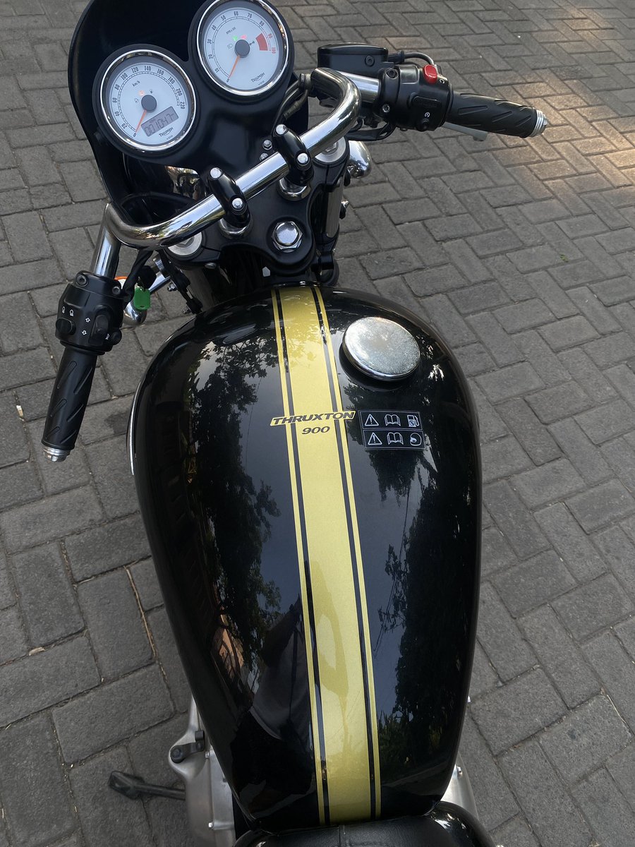brayensmiths's tweet photo. JUAL CEPET AJA~
Triumph Thruxton 2013
900cc , twin cylinder , EFI
True Modern Classic Caferacer
Full Original . low KM

Yg males dan bosen ama Herli2an, 
Amrik2an,
Jelas mending pake BRITISH pride gini ajaa.
Masalah lari , ni brand jago kebut sejak dulu kala ya! https://t.co/lV2JXA0GOz