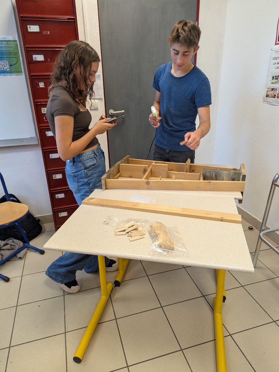 CapelleLycee's tweet photo. Encore une nouvelle activité avec les élèves cet après-midi à l'internat : création d'un hôtel à insectes, conception, réalisation, et installation dans le jardin pédagogique du lycée. https://t.co/I2eYIdzXQ2