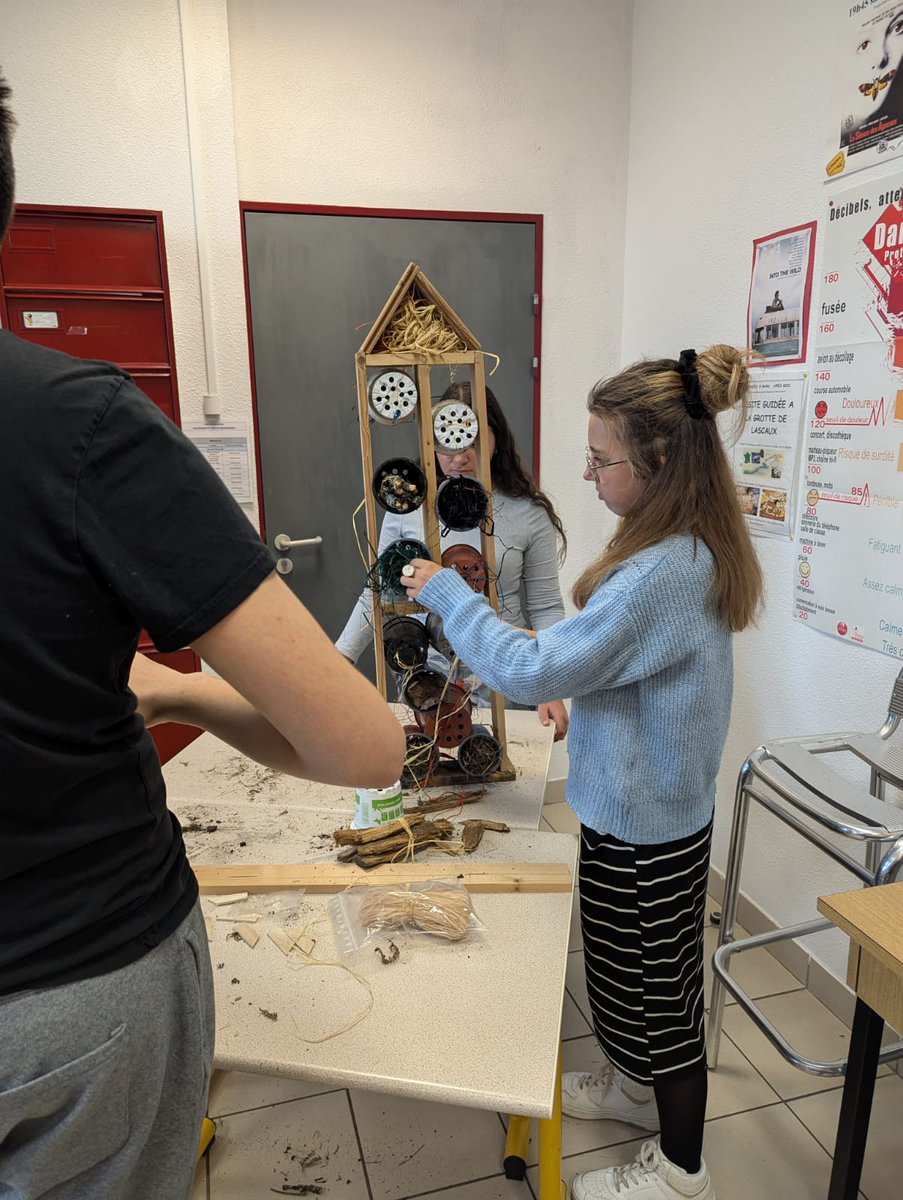 CapelleLycee's tweet photo. Encore une nouvelle activité avec les élèves cet après-midi à l'internat : création d'un hôtel à insectes, conception, réalisation, et installation dans le jardin pédagogique du lycée. https://t.co/I2eYIdzXQ2