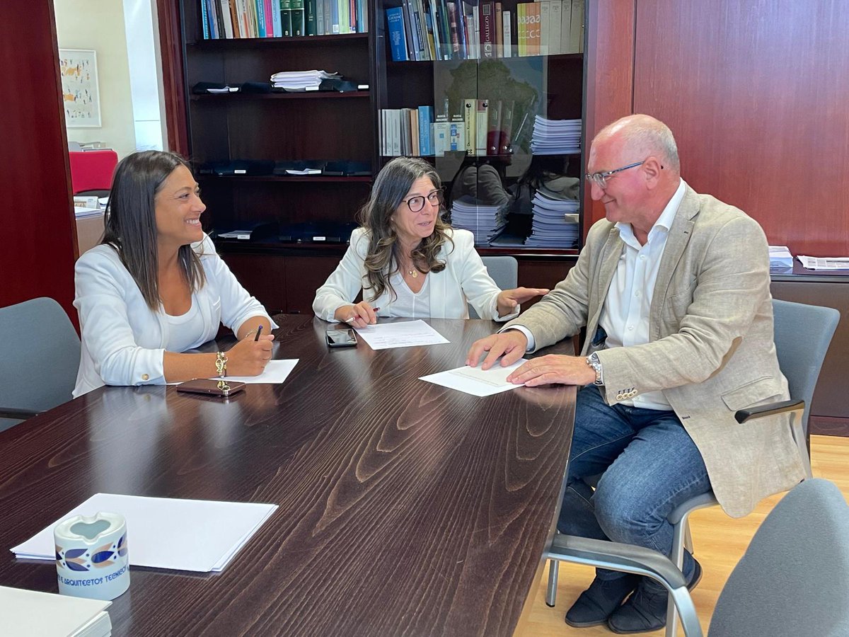 Son moitos os compromisos que temos enriba da mesa xunto ao goberno galego. Algúns deles, como diversas melloras e obras en diferentes estradas de titularidade autonómica, tratámolos hoxe nun encontro de traballo coa Directora Territorial da <a href="/ConselleriaVPI/">C. de Vivenda e Planificación de Infraestruturas</a> <a href="/bfreire/">Begoña Freire</a>