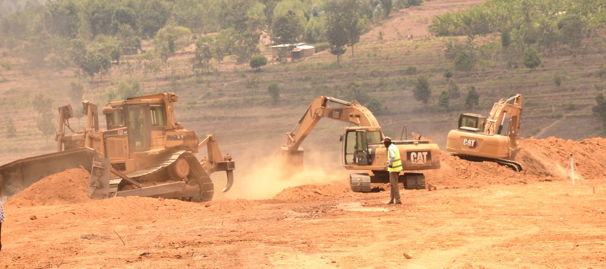 GisagaraDistr's tweet photo. Ku bufatanye bwa Leta y'u #Rwanda binyuze muri SPIU/RAB mu mushinga wa #SAPMP (Sustainable Agricultural Productivity and Market Linkage Project) na Leta ya Korea y'Epfo mu Mushinga wa @KOICA_Rwanda hatangijwe Ibikorwa byo gutunganya igishanga cya Nyiramageni @GisagaraDistr https://t.co/akP8QCtsA0