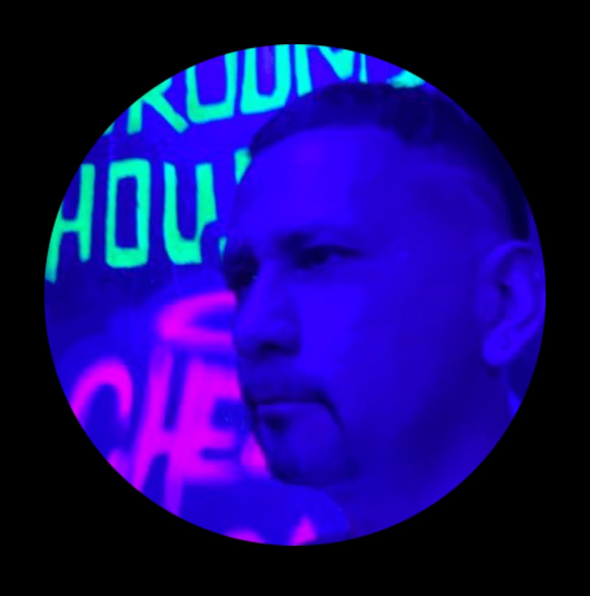 fars_comuna's tweet photo. Nuevamente tenemos acá un “productor musical” sin talento y frustrado que a cualquier conversación donde no le llamen esta de metiche #violentando y #acosando a infancias, mujeres, poblaciones #LGBTQI y activistas.
Y así este #agresor usa las Utopias
Ojo @UCS_GCDMX @SSC_CDMX https://t.co/Jgf12idHPB