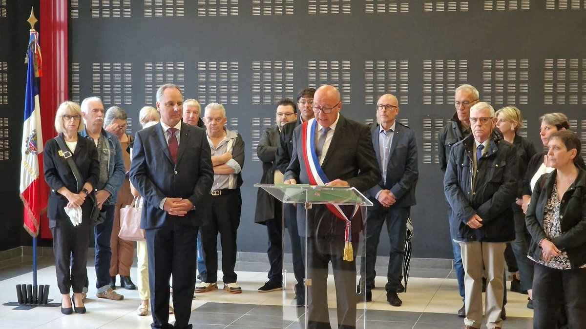 Prefet58's tweet photo. #80ansLiberation
🇫🇷 Yoann Saturnin de Ballangen, Directeur des services du cabinet du Préfet de la #Nievre, a pris part à la cérémonie de la Libération de #Fourchambault au Monument aux Morts, rendant hommage aux combattants et à la mémoire collective. #Mémoire #Libération https://t.co/J8H2CYT2Ks