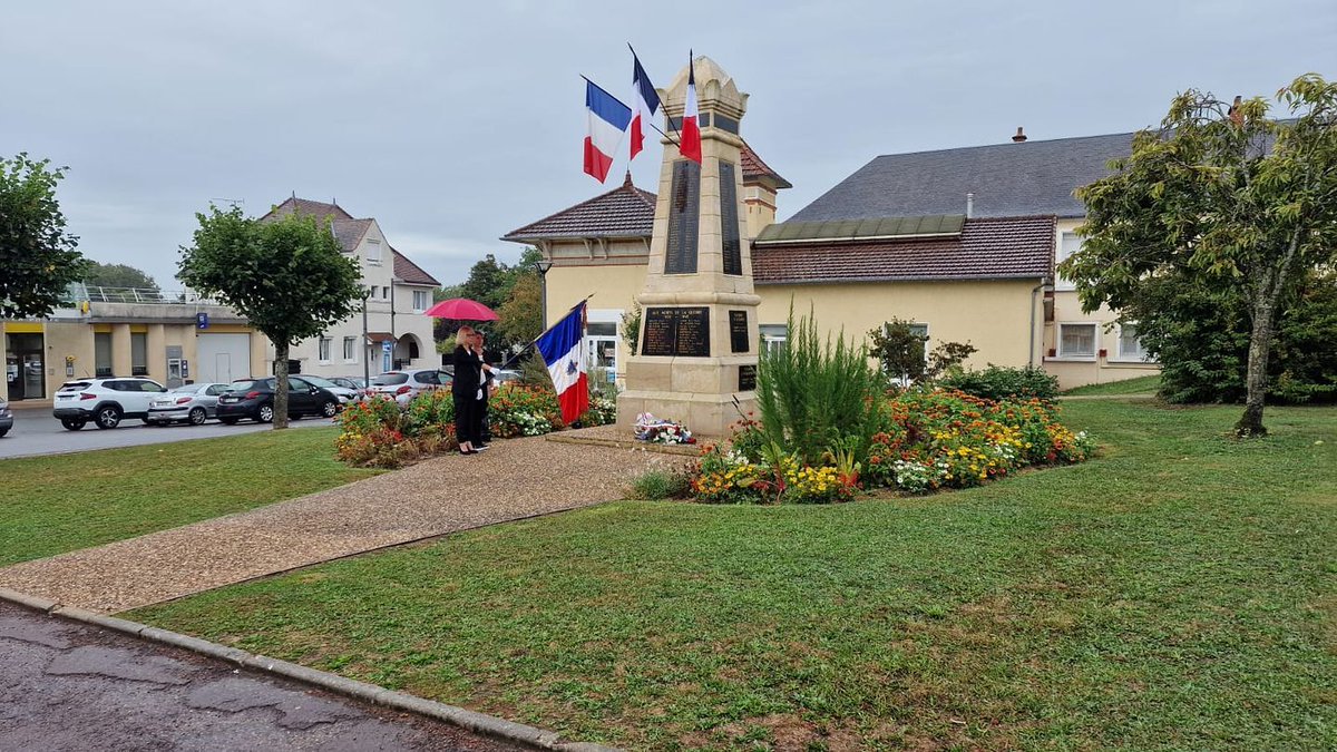 Prefet58's tweet photo. #80ansLiberation
🇫🇷 Yoann Saturnin de Ballangen, Directeur des services du cabinet du Préfet de la #Nievre, a pris part à la cérémonie de la Libération de #Fourchambault au Monument aux Morts, rendant hommage aux combattants et à la mémoire collective. #Mémoire #Libération https://t.co/J8H2CYT2Ks