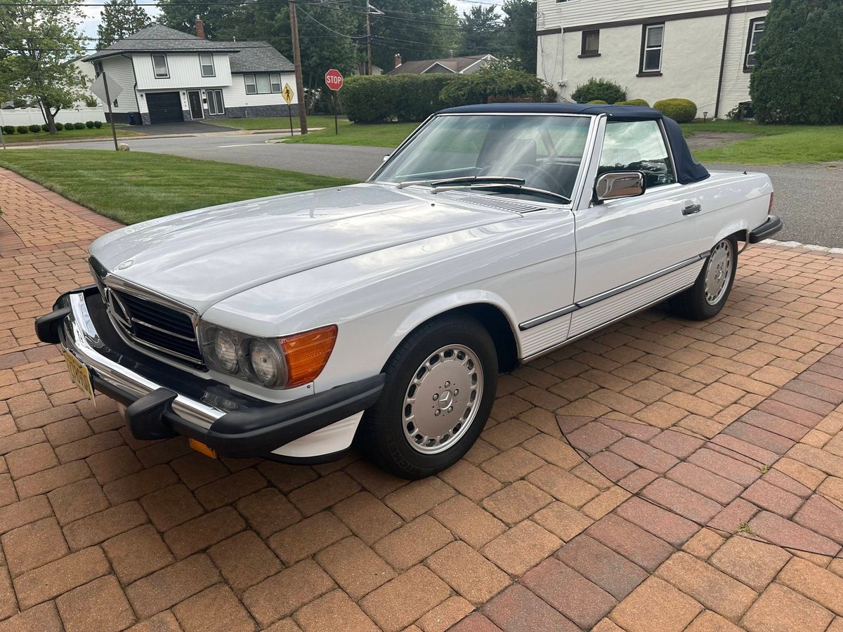 HemmingsNews's tweet photo. 1986 Mercedes-Benz SL560 Convertible, carefully maintained with all service records 📄
Make your offer now 👉 https://t.co/qtUmCIA96z
#Hemmings #NEConcours #MercedesBenz #560SL #LuxuryCars #ClassicCars #CollectorCars https://t.co/TC6wzd2ajh