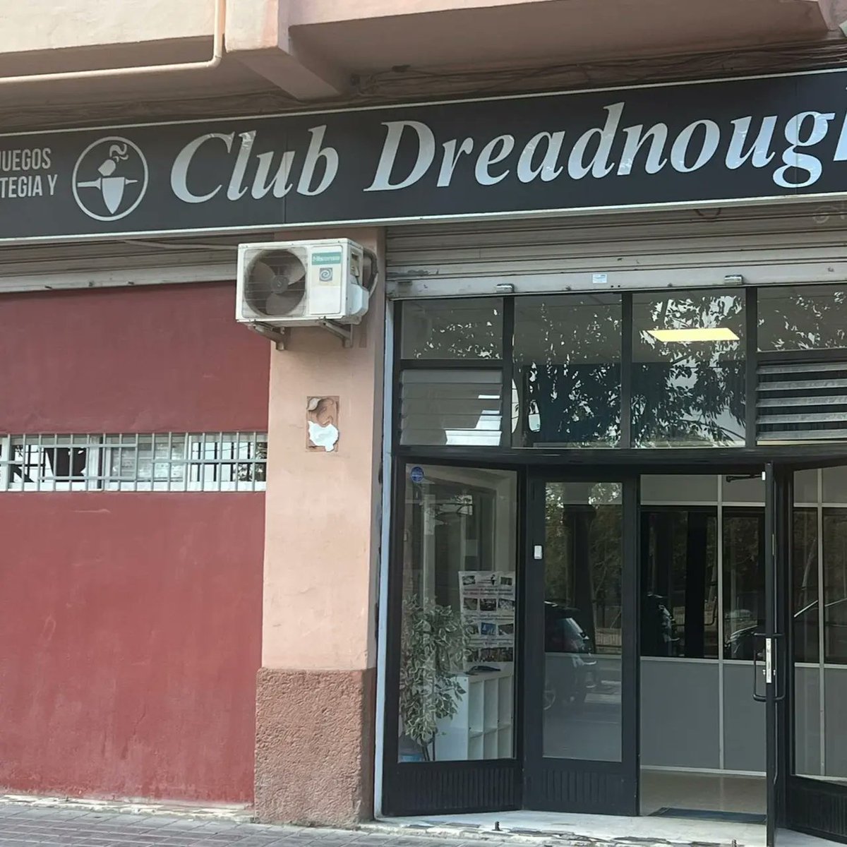 ClubDreadnought's tweet photo. Continuamos mejorando nuestras instalaciones, hoy nos han puesto nuestro nuevo rotulo! 🥰🥰🥰
#clubdreadnought #rotulo #valencia #juegosdemesa #boardgames https://t.co/XyMzpTch29