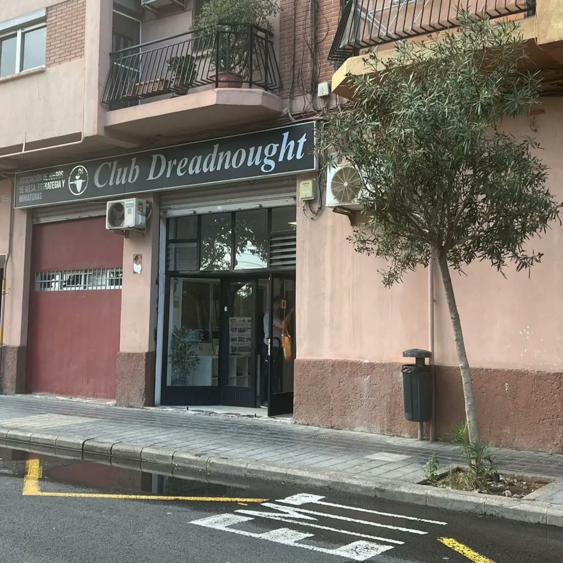 ClubDreadnought's tweet photo. Continuamos mejorando nuestras instalaciones, hoy nos han puesto nuestro nuevo rotulo! 🥰🥰🥰
#clubdreadnought #rotulo #valencia #juegosdemesa #boardgames https://t.co/XyMzpTch29