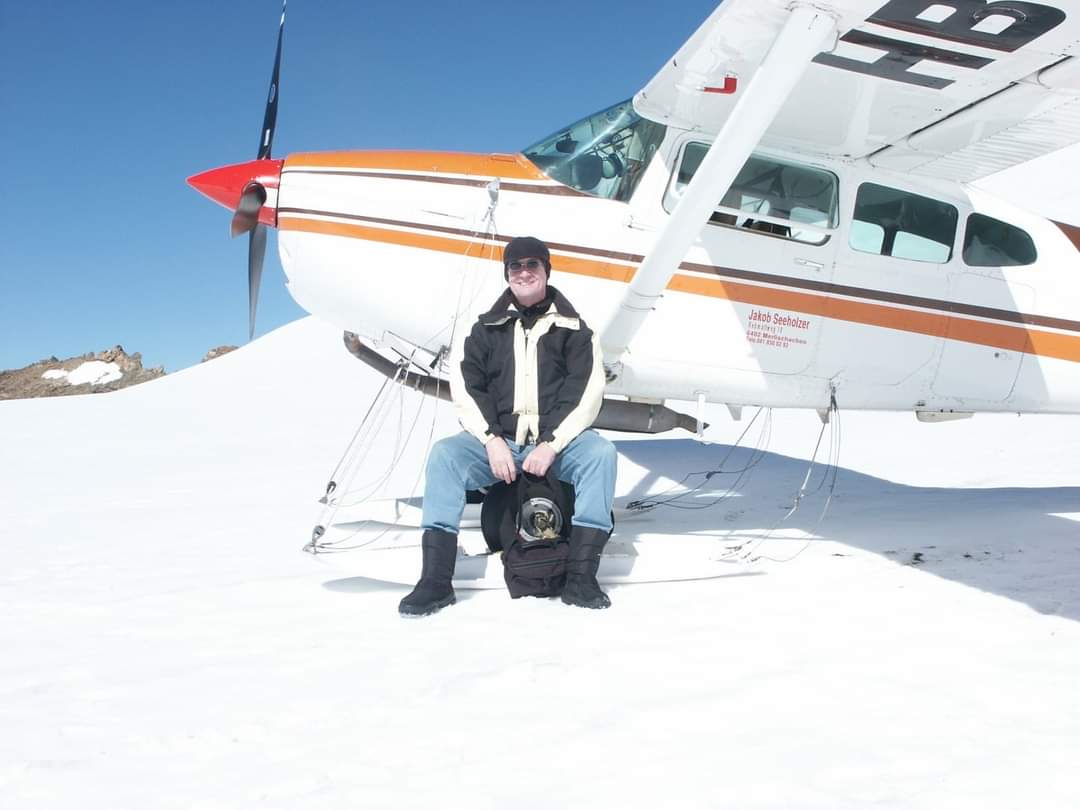 wstulz's tweet image. Möchtest du wissen wie das Flugzeug und ich auf diesen Gletscher auf über 3000 m.ü.M. gekommen sind?

Dann solltest du meine Autobiografie über mein Leben lesen!

Das Buch erscheint im November und mit diesem Link kannst du bereits heute dein Interesse
bilder-platz.ch/subsciption-bu…