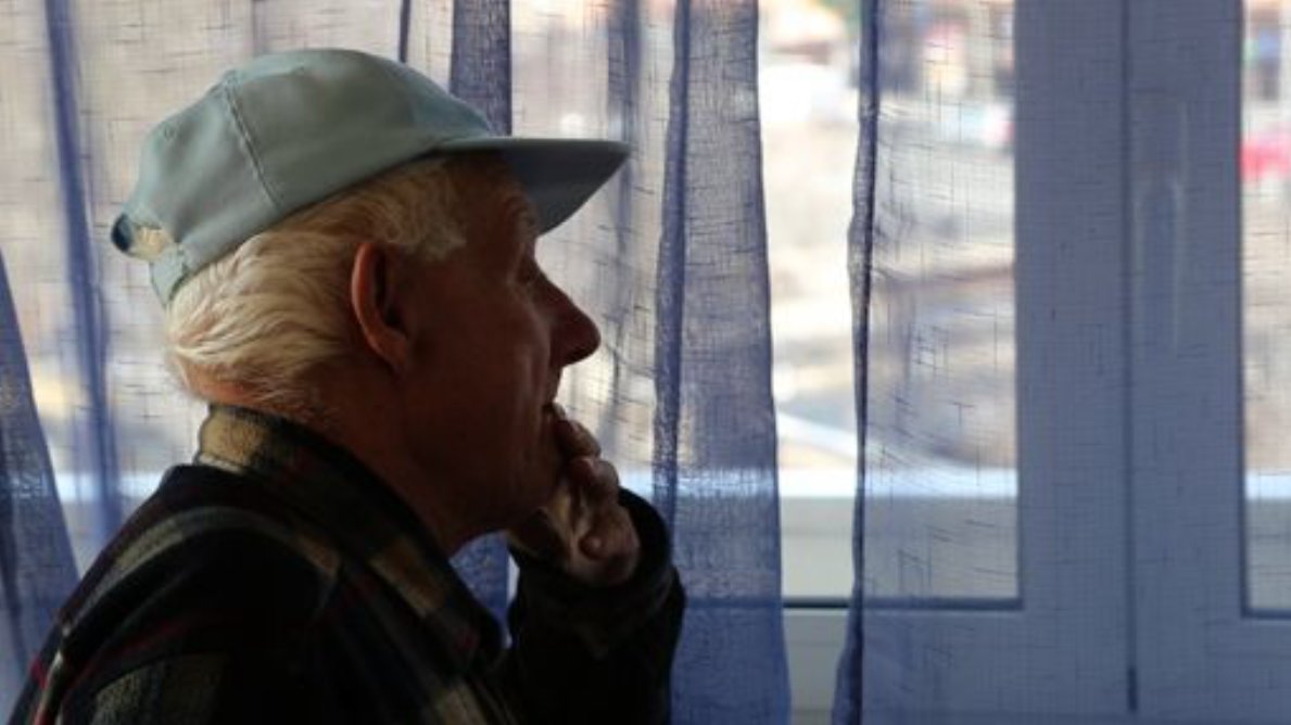 jaumepratarq's tweet photo. Corría el año 2015. Estábamos Isaki Lacuesta, @jelena_pro y yo filmando en una residencia de ancianos de Nou Barris, Barcelona. https://t.co/TOchT2peYZ