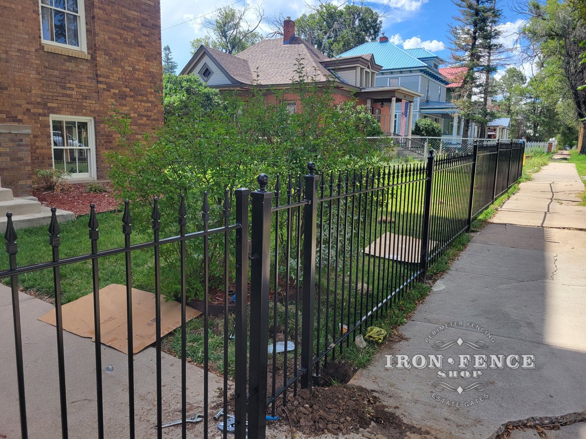 IronFenceShop's tweet photo. Adding a gorgeous wrought iron fence and sophisticated gate to the entrance of your property can truly transform the overall look and feel of your home. 

#IronFenceShop #ironfence #frontyard #curbappeal #security #safety https://t.co/3VPchfO79p