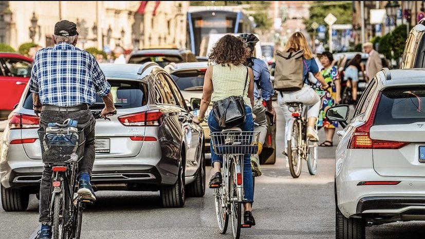 Los ciclistas no quitan espacio, lo crean. Si quieres ayudas a los que necesitan el coche, construye carriles bici, y a ser posible dedica calles enteras al tráfico en bici, aunque parezca paradójico.