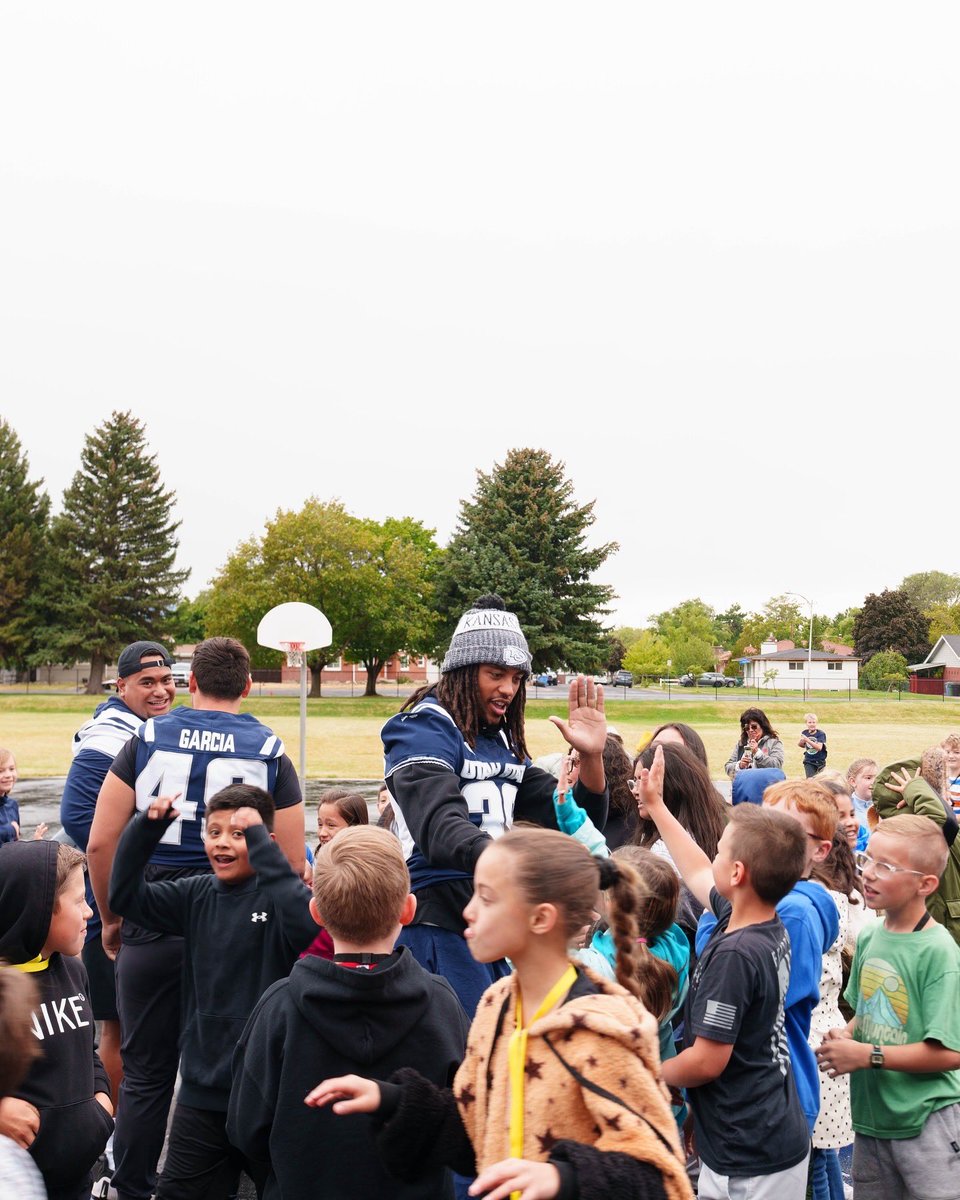 USUFootball's tweet photo. Yesterday as part of @cfpextrayard we wanted to recognize 5th Grade Teacher Karen Gini at Hillcrest Elementary School. Thank you for all that you do for our community. 

#BigDayforTeachers https://t.co/qRAfJQYqZ5