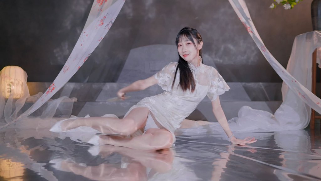 GLSWDMG's tweet photo. @fkbldog 毕竟孟令仪人美心善，不给钱都能看户型的。给钱了能看什么，我不敢想 https://t.co/Y5pf2RgXr8