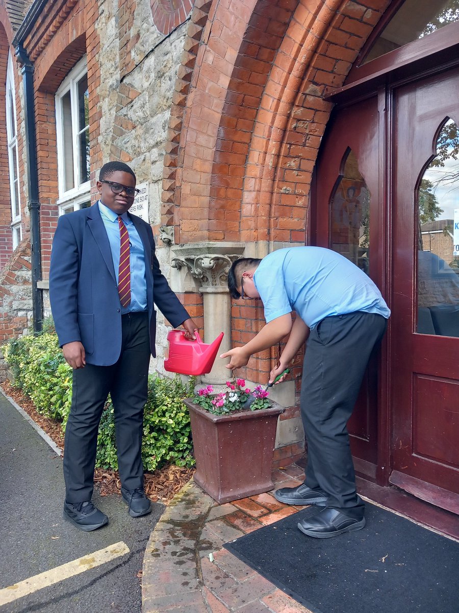 CraibMrs's tweet photo. DGS gardeners were back in action yesterday, smartening up the entrance to the main reception. @DGSSciCollege @DrCourtDGS @DartfordGS https://t.co/0VFKcUeqJZ