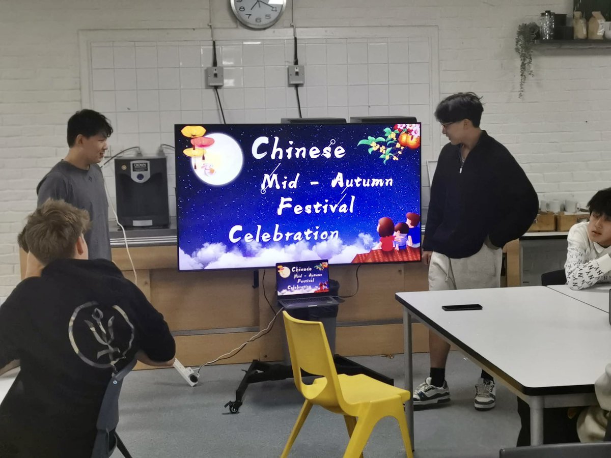 oratoryschool's tweet photo. #FitzAlan House celebrated the #Chinese #MoonFestival last night with a fascinating presentation by Jefferson and Ethan, games & a Chinese feast! Boys returned to the House happy and replete both of food and fond memories. 😊 #MidAutumnFestival #OratoryJoy #OratoryRespect #ILoveBoarding