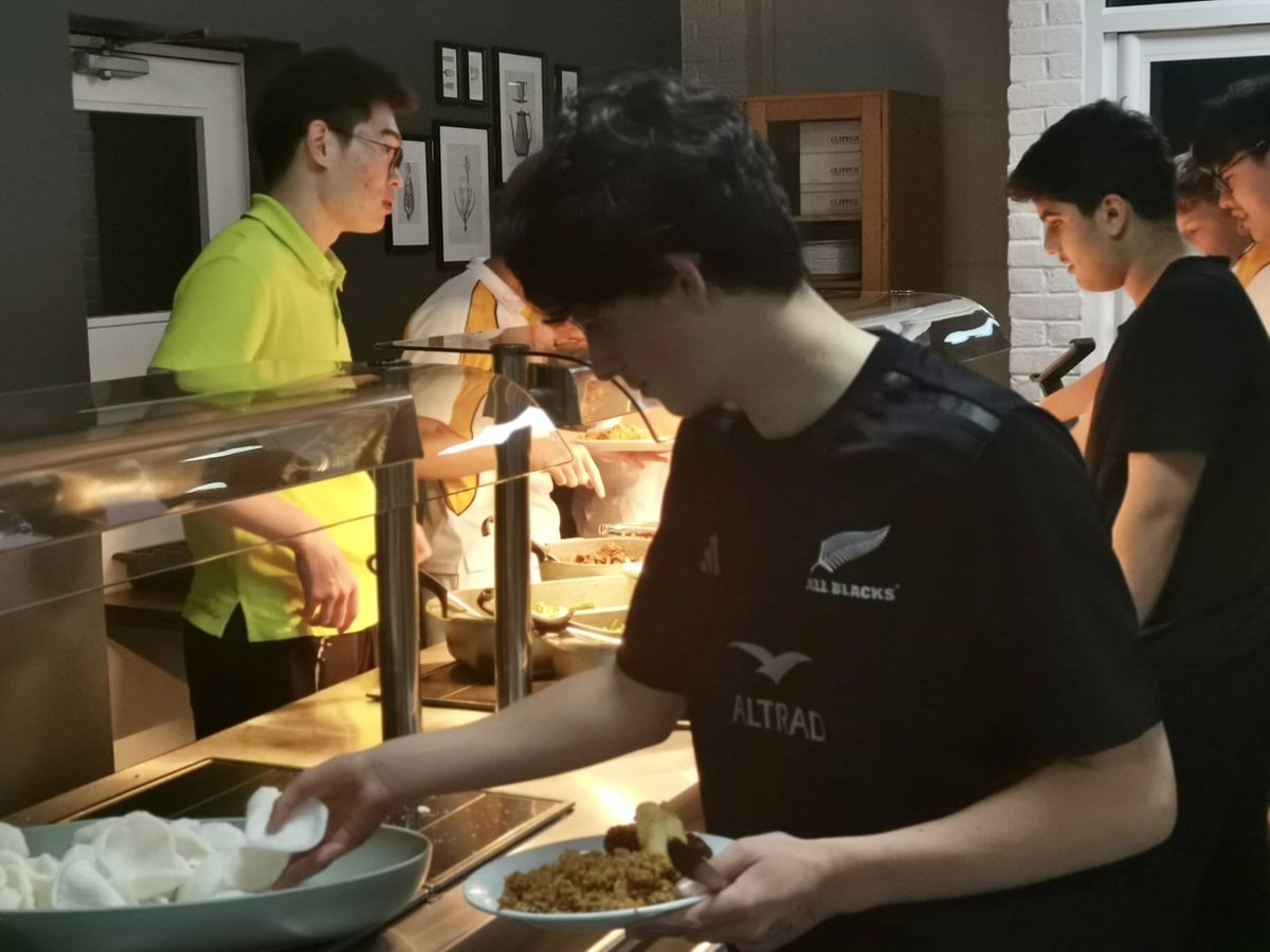 oratoryschool's tweet photo. #FitzAlan House celebrated the #Chinese #MoonFestival last night with a fascinating presentation by Jefferson and Ethan, games & a Chinese feast! Boys returned to the House happy and replete both of food and fond memories. 😊 #MidAutumnFestival #OratoryJoy #OratoryRespect #ILoveBoarding