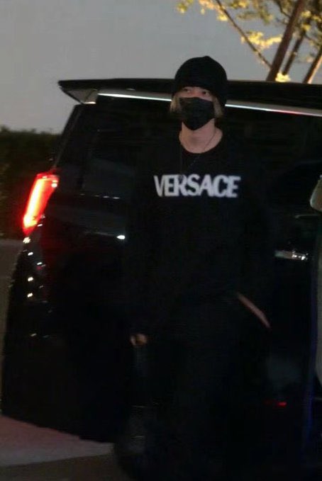 VersacePassrlla's tweet photo. #KUN was spotted at the airport, wearing a full Versace look, heading to Milan for the Spring-Summer 2025 show on September 20th. This will be his first time attending a Versace show. https://t.co/1az5hpgmAH