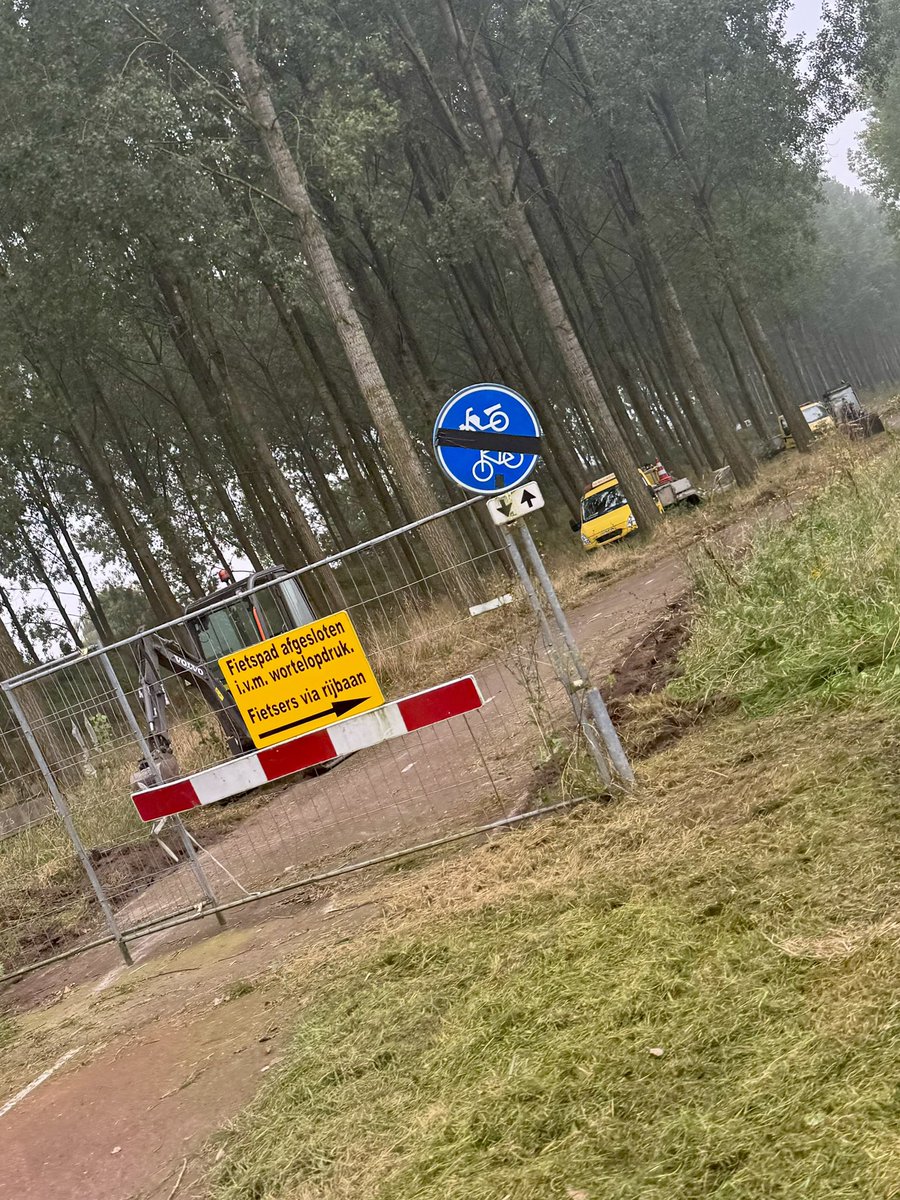 PartijBestOpen's tweet photo. Het fietspad aan de spoorweglaan in Best was door wortelopdruk helaas al geruime tijd afgesloten. Best Open heeft hier meerdere malen aandacht voor gevraagd bij het college. Vandaag is er dan ook gestart met renovatie van het fietspad naar een verhard pad. https://t.co/LCn0XePjxU