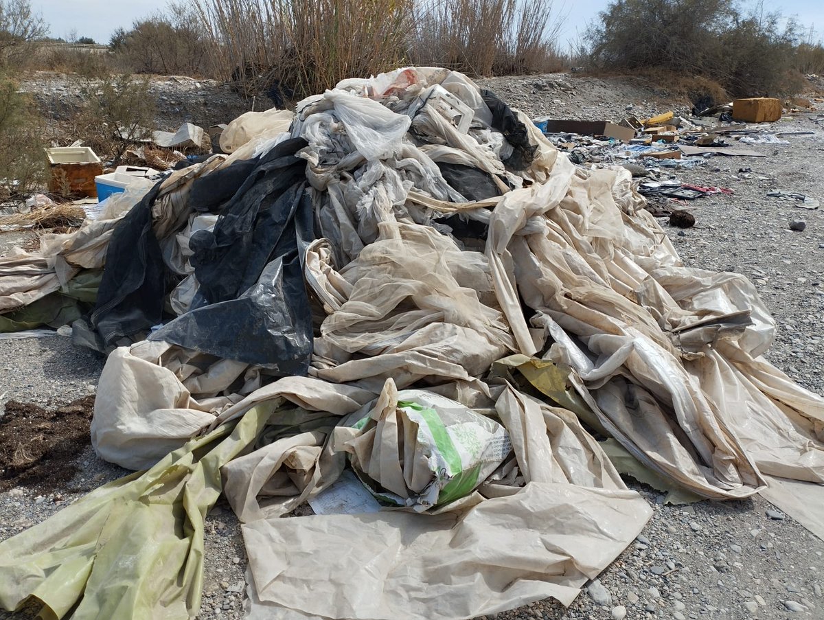 AvvGoleta's tweet photo. INACEPTABLE. Río Andarax, tramo final (zona recinto ferial). Tarjeta roja a los.....que tiran los residuos a culaquier sitio. No obstante las administraciones pertinentes deben tomar medidas urgentes ante el riesgo que todo esto acabe en nuestras playas. https://t.co/9NTpgCQIOq