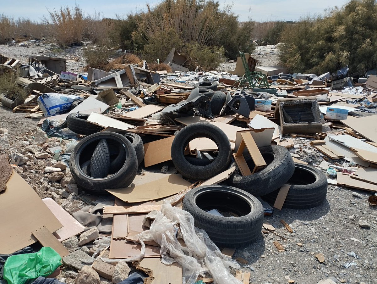 AvvGoleta's tweet photo. INACEPTABLE. Río Andarax, tramo final (zona recinto ferial). Tarjeta roja a los.....que tiran los residuos a culaquier sitio. No obstante las administraciones pertinentes deben tomar medidas urgentes ante el riesgo que todo esto acabe en nuestras playas. https://t.co/9NTpgCQIOq