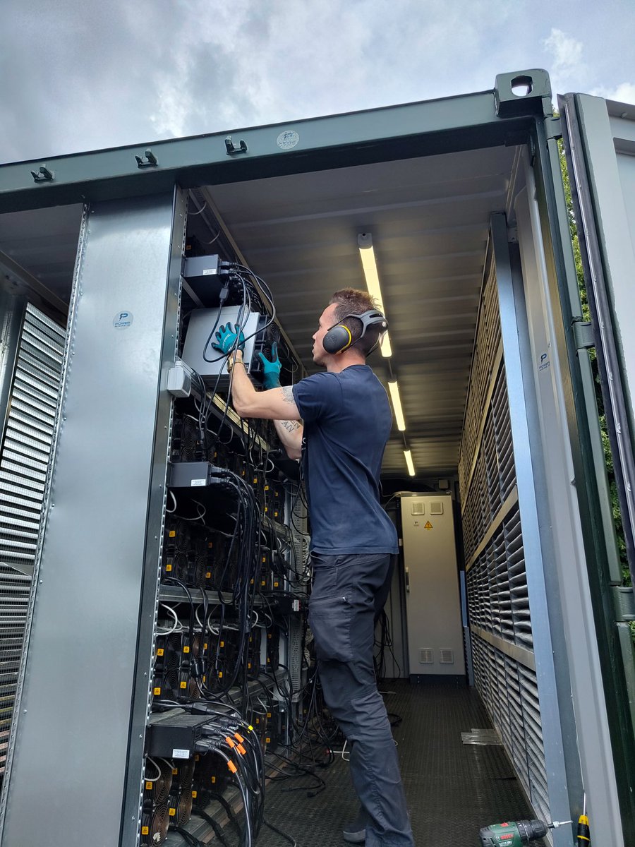 PowerMiningFarm's tweet photo. Delivering our latest Power Mining PDU models for hydro mining in Finland.
#powermining #hydromining #miningpdu #crypto #bitcoin #mining #miningcontainers #blockmine https://t.co/tldFVfiKF4