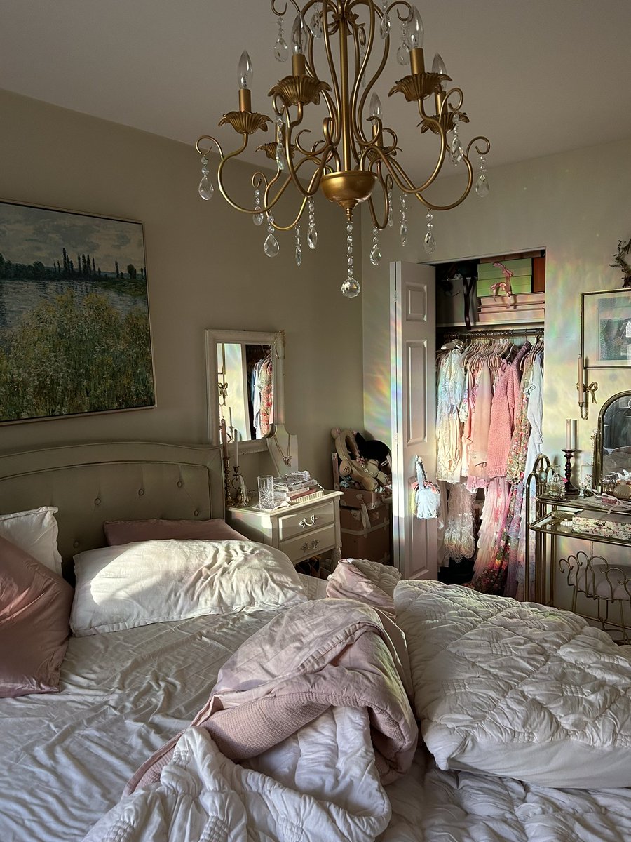 babooshke's tweet image. “Why are you such a home body?”
Literally my apartment: