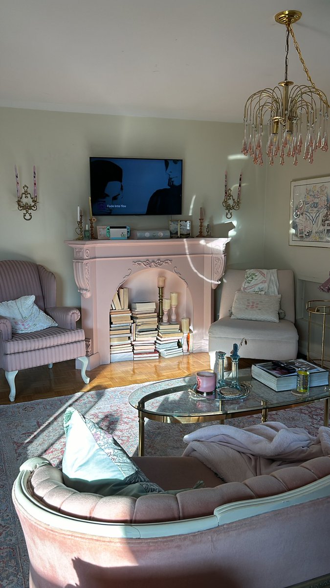babooshke's tweet image. “Why are you such a home body?”
Literally my apartment: