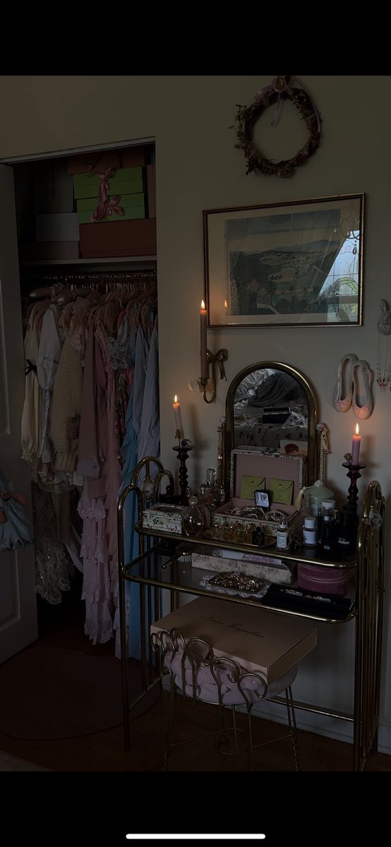 babooshke's tweet image. “Why are you such a home body?”
Literally my apartment: