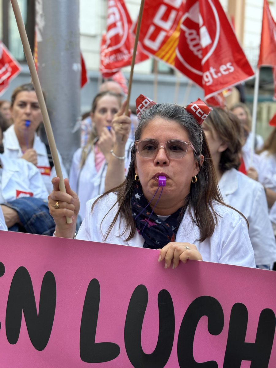 CCOOAragon's tweet photo. Y las trabajadoras de ayuda a domicilio del @zaragoza_es salen a la calle para reclamar que no les recorten jornada y en consecuencia su salario “Los refuerzos no se tocan” @CCOOHabitat_AR reclama mayor reconocimiento a este servicio público indispensable https://t.co/LxSM8haQYW