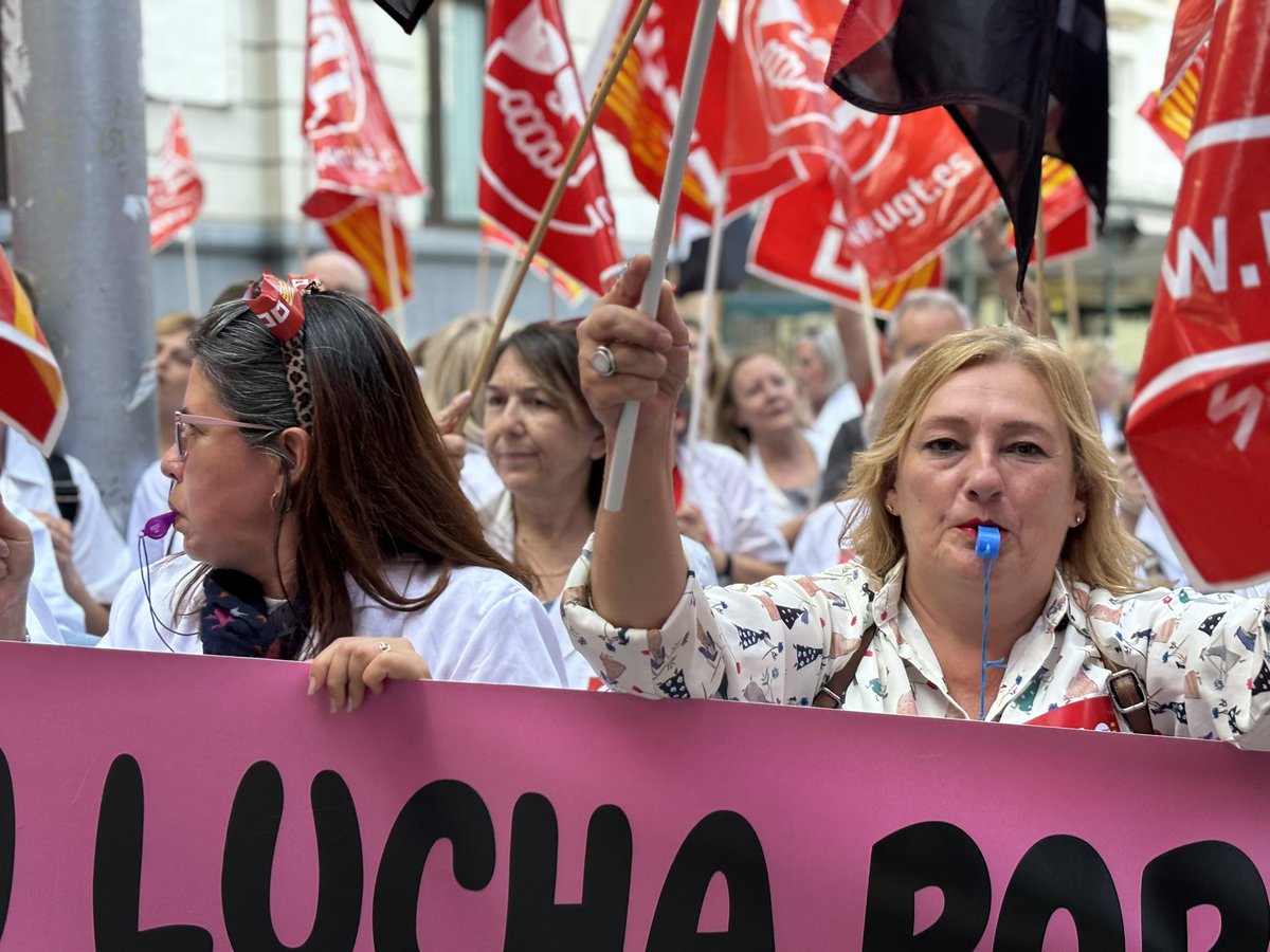 CCOOAragon's tweet photo. Y las trabajadoras de ayuda a domicilio del @zaragoza_es salen a la calle para reclamar que no les recorten jornada y en consecuencia su salario “Los refuerzos no se tocan” @CCOOHabitat_AR reclama mayor reconocimiento a este servicio público indispensable https://t.co/LxSM8haQYW